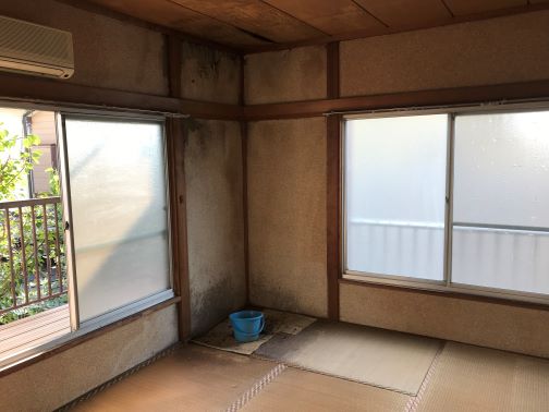 雨漏り物件の屋内の例